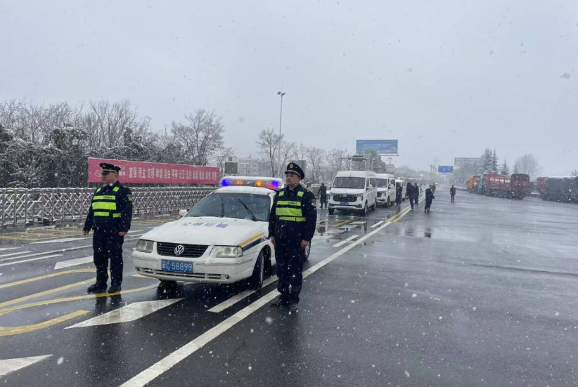 昭通交通运输执法部门全力抗冰雪保障高速公路通行