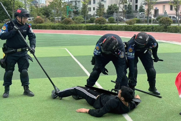 蒙泉派出所联合辖区学校 开展“反恐防暴应急演练”