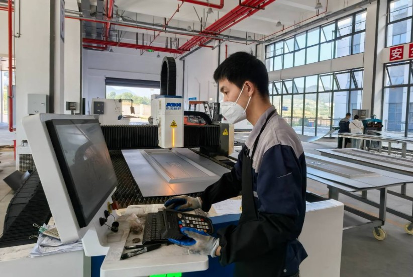 乡情为舟，门窗为桨——回乡能人吴长斌领航发展镇雄五金产业侧记