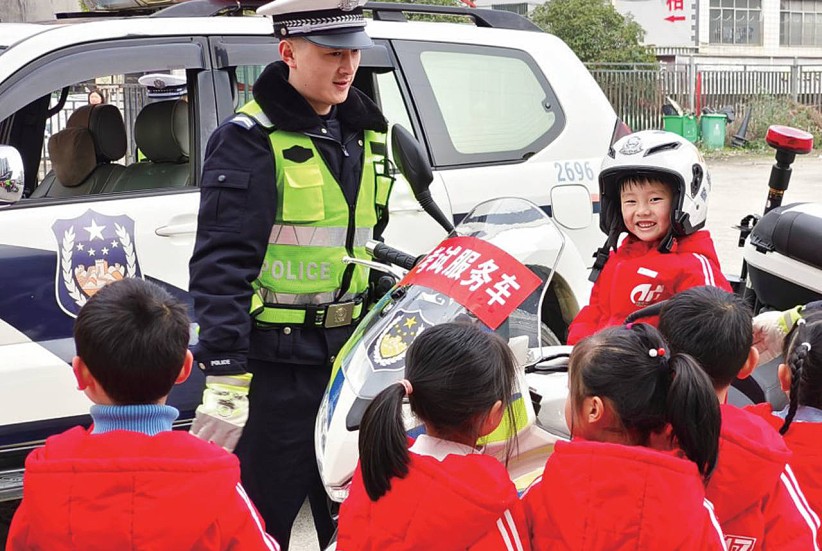 萌娃进警营安全伴“童”行