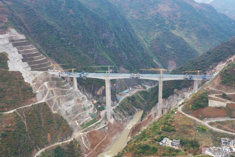 渝昆高铁洛泽河特大桥全桥合龙